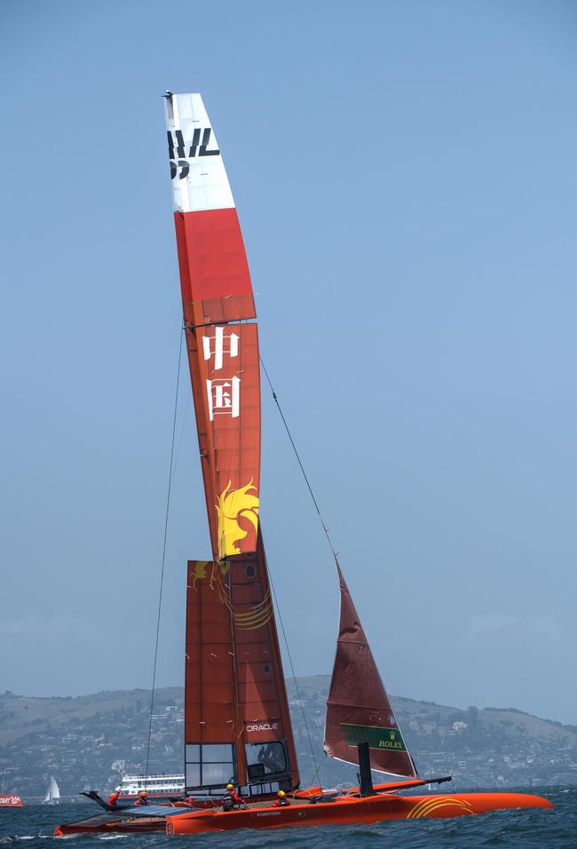 翼帆后缘上端在雄壮的冲击力下诬蔑成S型