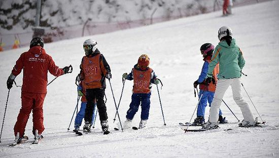 宣告追想户外通顺主业之后，探路者期许在冰雪行业奋起直追。
