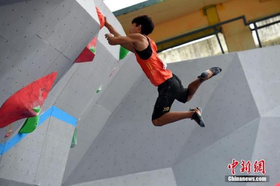云尔图：攀岩比赛。 陈骥旻 摄