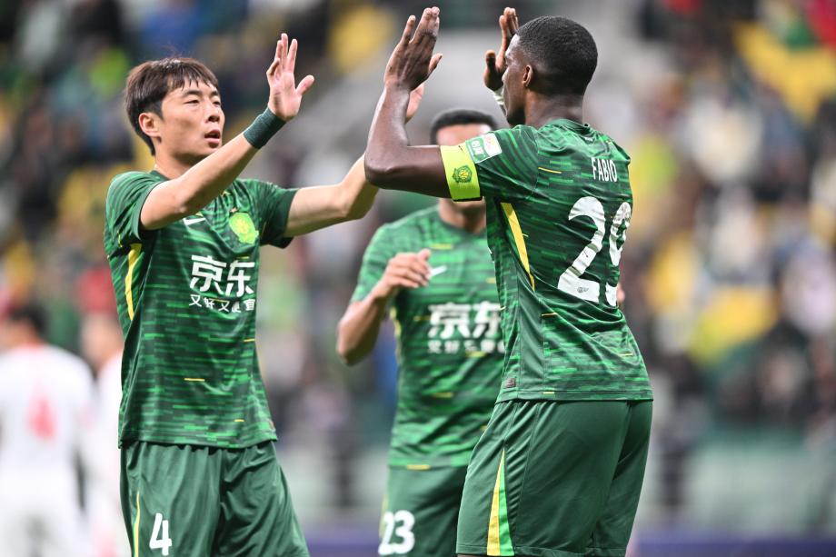 [图]萨里奇帽子戏法 青岛海牛客场校服北京国安