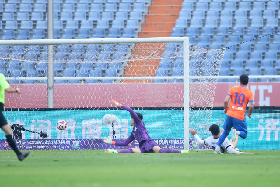 [图]卡扎伊什维利梅开二度 山东泰山投诚上海海港